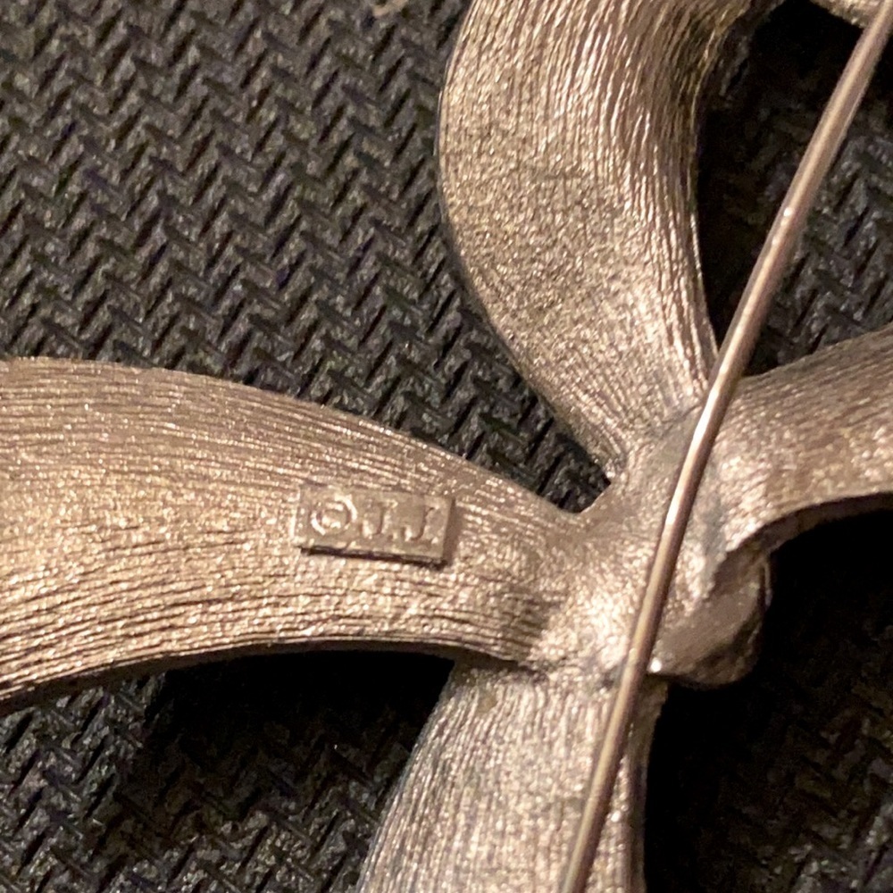 The Jonette Jewelry Company Initial Stamped Vintage Ribbon Style Silver Brooch. - Picture 4 of 5